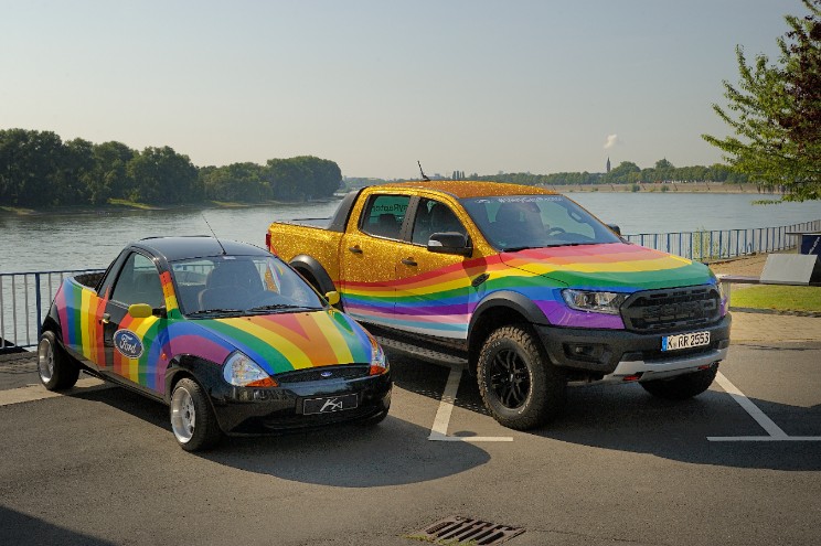 Ford „Very Gay Raptor“ im Kölner CSD
